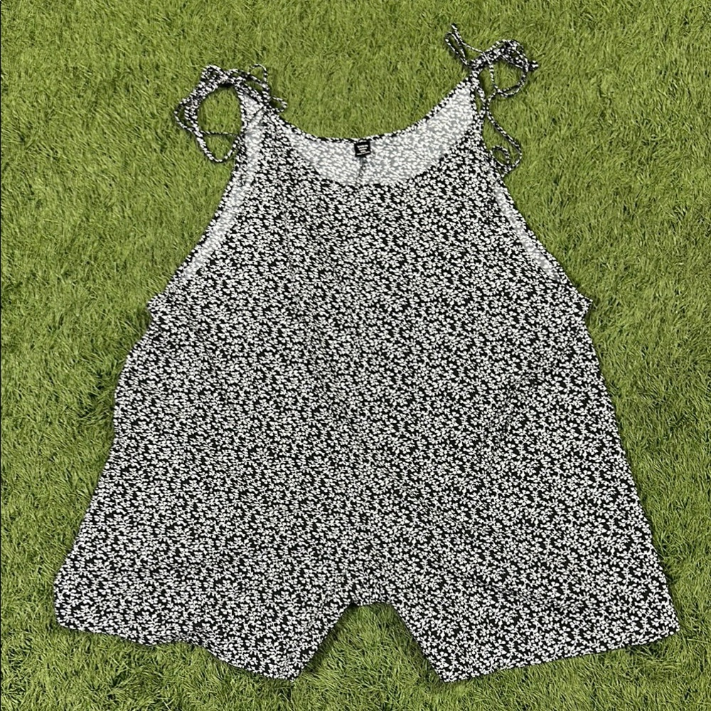 SHEIN Black and White Floral Romper Size 1X